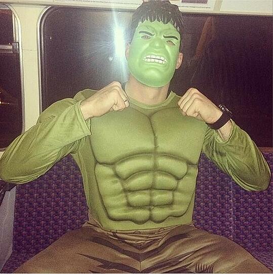 Der Hulk war Lukas Podolski - der Kölner hat das Verkleiden im Blut. Vielleicht hatte er das Kostüm ja von der letzten Karnevalsfeier noch zu Hause liegen.