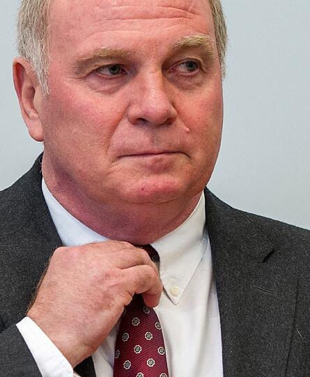 Rot wie sein geliebter FC Bayern: Uli Hoeneß hat wieder Krawattenfrabe gewechselt.
