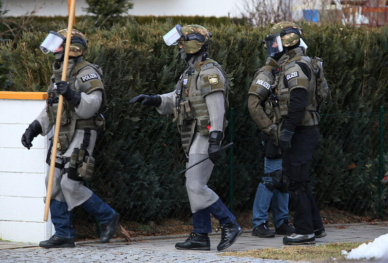 Spezialeinsatz für das SEK in Waldkraiburg: Um 18 Uhr erfolgte der Zugriff in dem Wohnhaus des 45-Jährigen.