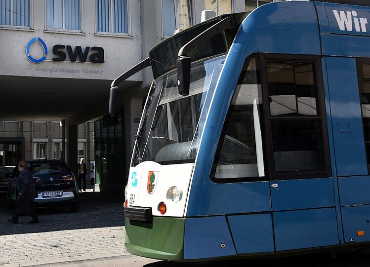 Nach dem Zusammenstoß mit einem Kleintransporter entgleiste die Tram in Augsburg (Archivbild)