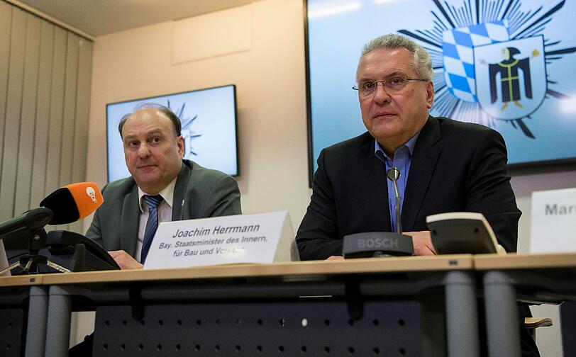 Der bayerische Innenminister Joachim Herrmann (r.) und der Polizeipräsident Hubertus Andrä bei der Pressekonferenz in der Silvesternacht.
