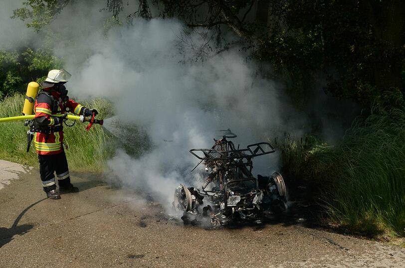 Ein brennendes Quad drohte einen Waldbrand auszulösen. Die Feuerwehr konnte die Katastrophe verhindern.