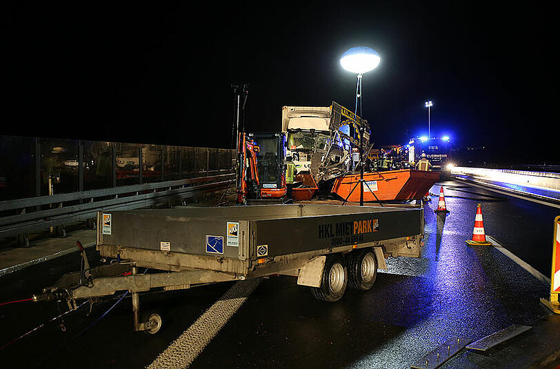 Bei seinem Crash in eine Baustelle hinterließ ein Lkw eine Schneise der Verwüstung. Die Bilder.