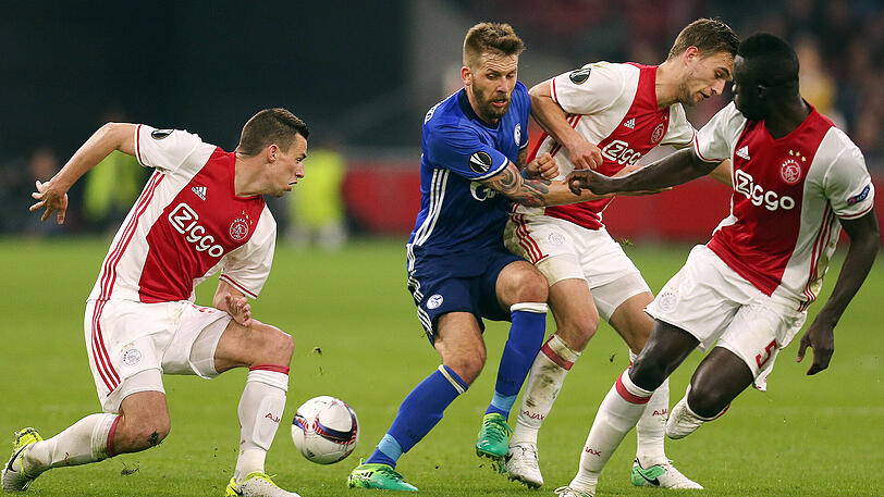 Guido Burgstaller (blaues Trikot) im Duell mit Amsterdams Nick Viergever (li.)