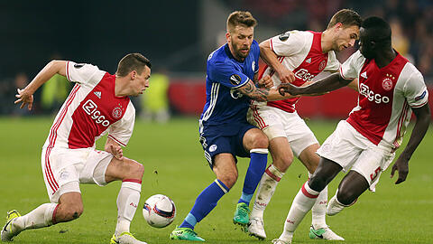 Guido Burgstaller (blaues Trikot) im Duell mit Amsterdams Nick Viergever (li.)