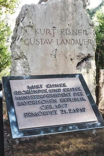 Das Grab von Eisner und Gustav Landauer auf dem Neuen Israelitischen Friedhof. Es befindet sich am Ende des Hauptwegs, der an der Trauerhalle vorbeiführt.