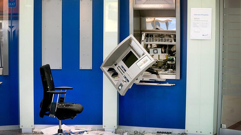 Die Täter brachen einen Bankautomaten auf und entnahmen eine bisher noch unbekannte Menge Bargeld. (Symbolfoto)