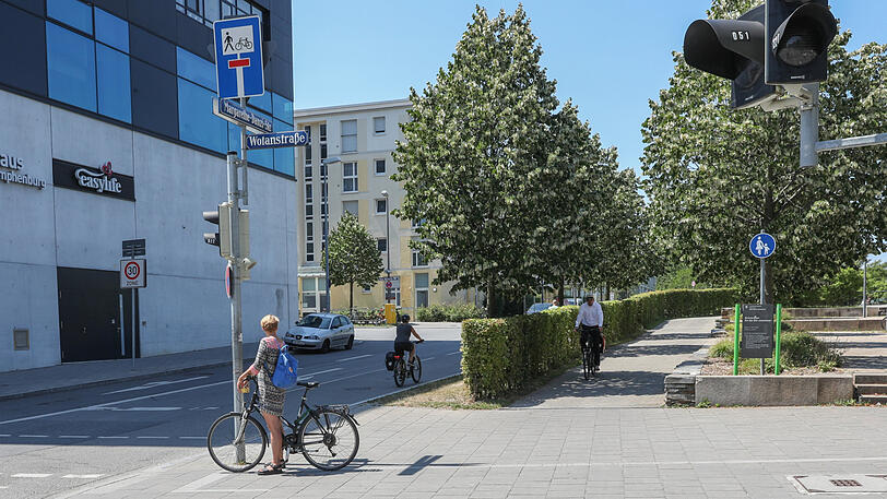 Erlaubt: das Fahren auf dem Radlstreifen. Nicht erlaubt: das Fahren auf dem breiten, sicheren Fußweg.