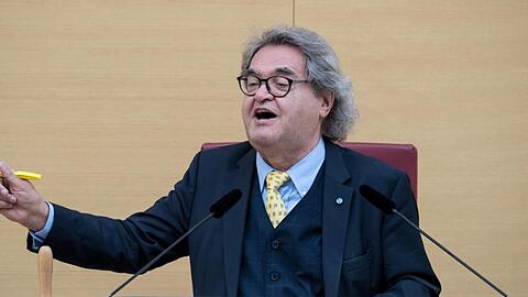 Helmut Markwort (FDP) nimmt an der konstituierenden Sitzung des 18. Bayerischen Landtags teil. Foto: Sven Hoppe/Archiv