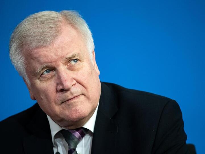 Wer nicht alle "zumutbaren Handlungen" vornimmt, um einen anerkannten und gültigen Pass oder Passersatz zu erlangen, dem soll künftig unter anderem ein Bußgeld drohen, so Innenminister Horst Seehofer.