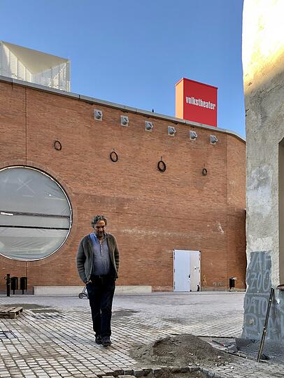 Intendant Christian Stückl auf der Baustelle des neuen Volkstheaters. Der Innenhof und das umliegende Schlachthof-Viertel sollen umso intensiver bespielt werden, je länger die Pandemie-Einschränkungen andauern.