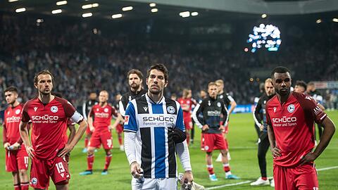 Nach der Niederlage beim VfL Bochum stehen die Bielefelder Spieler geschlagen vor der Fankkurve.