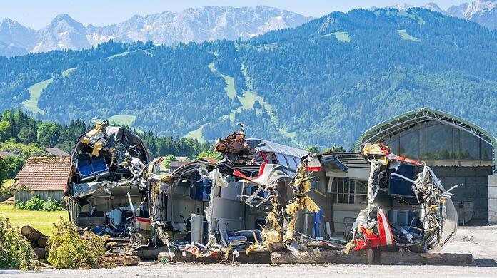 Mehrere Teile der Waggons des verunglückten Regionalzuges stehen in der Nähe der Unfallstelle. Wäre der Unfall durch rechtzeitige Arbeiten am Gleis vermeidbar gewesen?
