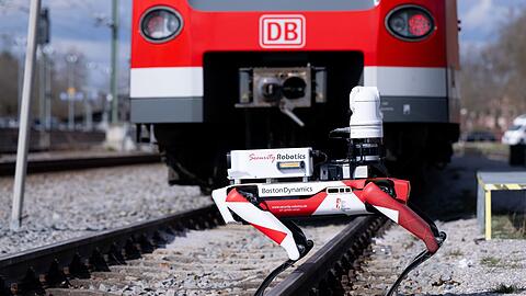 Der Roboter „Spot“ der Deutschen Bahn läuft bei einem Pressetermin zwischen abgestellten S-Bahnen entlang.