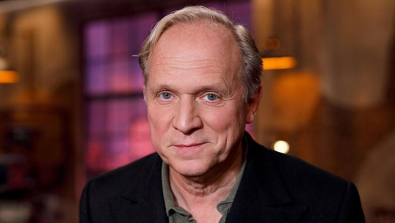 Ulrich Tukur lebt seit mehr als zehn Jahren mit dem Tinnitus und war sogar drei Wochen lang in einer Klinik in Behandlung.