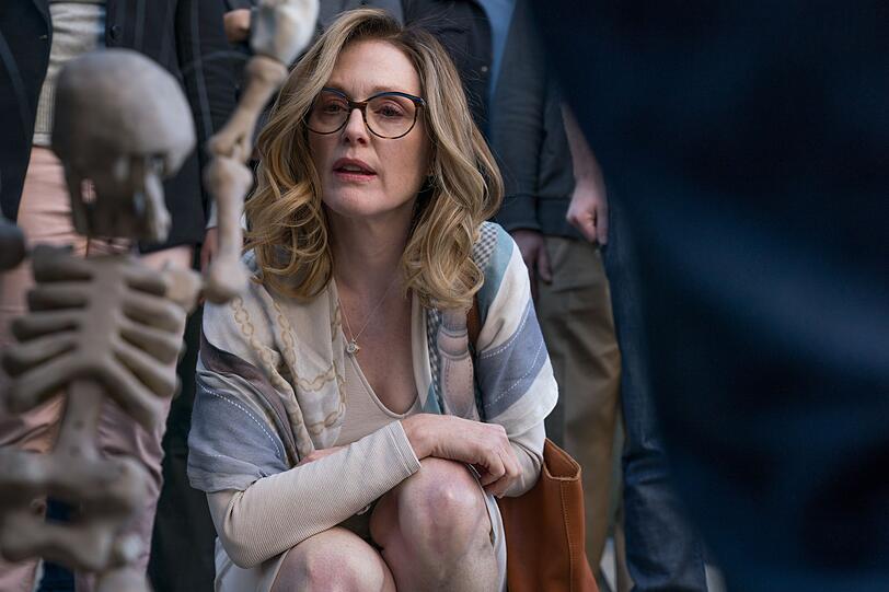 Ein Stra&szlig;enk&uuml;nstler erregt Glorias (Julianne Moore) Aufmerksamkeit.