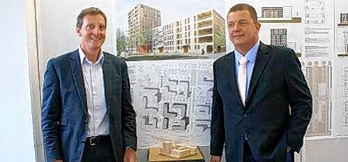 Vor dem Entwurf für die Wohnungen auf dem Baufeld &bdquo;WA 18&ldquo; im Hirschgarten: Architekt Maximilian Maier und Alexander Hofmann (re.).