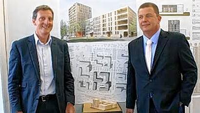 Vor dem Entwurf für die Wohnungen auf dem Baufeld „WA 18“ im Hirschgarten: Architekt Maximilian Maier und Alexander Hofmann (re.). Vor dem Entwurf für die Wohnungen auf dem Baufeld „WA 18“ im Hirschgarten: Architekt Maximilian Maier und Alexander Hofmann (re.).