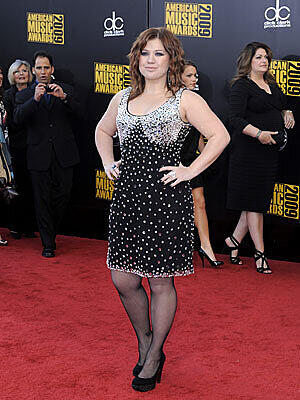 "Not so skinny": Kelly Clarkson hat keine Lust auf Magersucht. Hier ist sie auf dem roten Teppich der American Music Awards in Los Angeles zu sehen (November 2009).