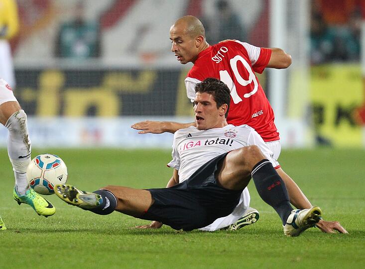 MARIO GOMEZ: Ein Arbeitsspiel für den Torjäger: anbieten, nach hinten arbeiten, wenig Platz und Gelegenheit für seine Lieblingsbeschäftigung: das Toreschießen. Note 3