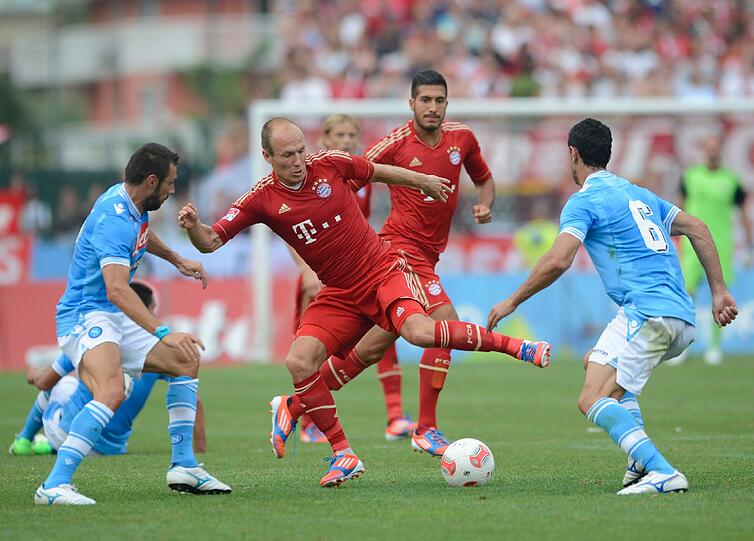 Arjen Robben setzt im Testspiel gegen Neapel zum Schuss an.