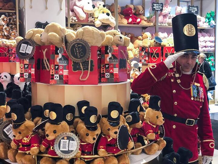 Im legendären Spielzeuggeschäft "FAO Schwarz" am Rockefeller-Center.