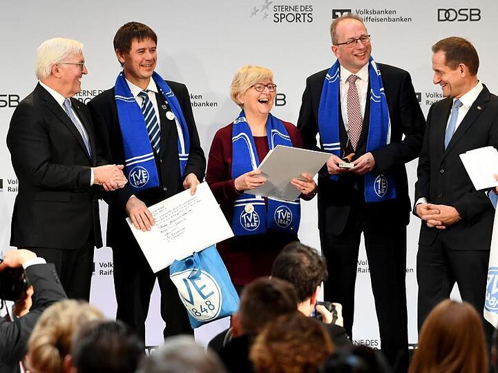 Frank-Walter Steinmeier (l) und Alfons Hörmann (r) gratulieren den Gewinnern des "Großen Stern des Sports". Foto: Britta Pedersen