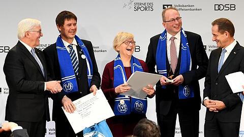 Frank-Walter Steinmeier (l) und Alfons Hörmann (r) gratulieren den Gewinnern des "Großen Stern des Sports". Foto: Britta Pedersen