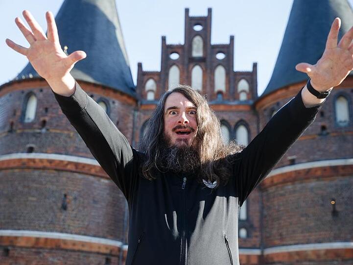 Der Künstler Jonathan Meese am Lübecker Holstentor.