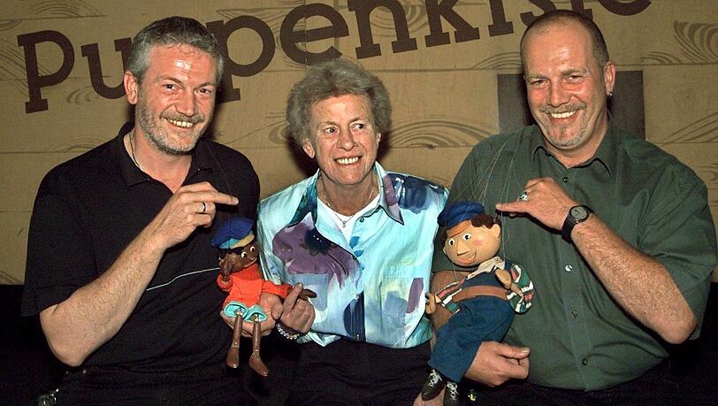 Hannelore Marschall-Oehmichen mit ihren Söhnen Klaus (links) und Jürgen Marschall sowie den Puppen Jim Knopf und Lukas der Lokomotivführer auf der Bühne der Augsburger Puppenkiste. Die Familie Marschall betreibt die Augsburger Puppenkiste.
