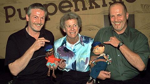 Hannelore Marschall-Oehmichen mit ihren Söhnen Klaus (links) und Jürgen Marschall sowie den Puppen Jim Knopf und Lukas der Lokomotivführer auf der Bühne der Augsburger Puppenkiste. Die Familie Marschall betreibt die Augsburger Puppenkiste.