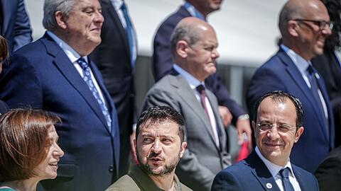 "Familienfoto" beim Europa-Gipfel in Moldau, u.a. mit Wolodymyr Selenskyj (M.u.) und Olaf Scholz (M.o.).