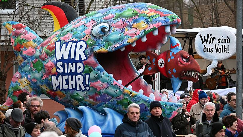 Auch mit einer Anti-AfD-Plastik des D&uuml;sseldorfer Karnevalswagenbauers Jacques Tilly wurde im Stadtteil Garath gegen einen Auftritt des Th&uuml;ringer AfD-Landesparteichefs Bj&ouml;rn H&ouml;cke demonstriert.