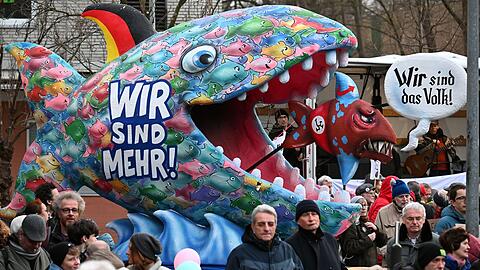 Auch mit einer Anti-AfD-Plastik des D&uuml;sseldorfer Karnevalswagenbauers Jacques Tilly wurde im Stadtteil Garath gegen einen Auftritt des Th&uuml;ringer AfD-Landesparteichefs Bj&ouml;rn H&ouml;cke demonstriert.