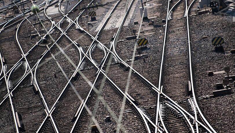 An einer Weiche sprangen zwei G&uuml;terwaggons aus den Gleisen. (Symbolbild)