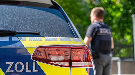Ermittler des Zollfahndungsamtes sichern bei Durchsuchungen in Bayern Beweismaterial und Wasserpfeifentabak mit mutma&szlig;lich falschen Steuerzeichen. (Symbolbild)