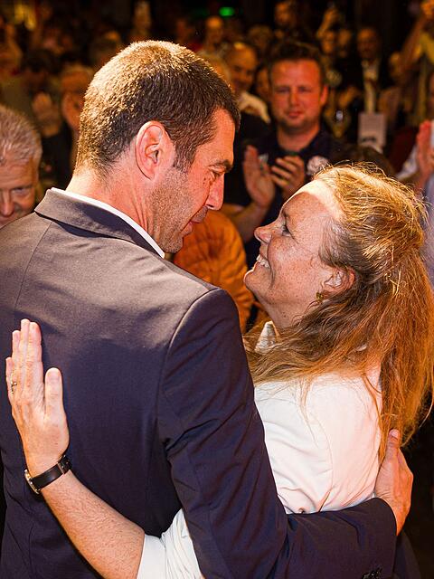 Die SPD-Kandidaten von der Ohe (links) und Bender ziehen in die Stichwahl um die &Auml;mter des Oberb&uuml;rgermeisters und des Regionspr&auml;sidenten von Hannover ein.