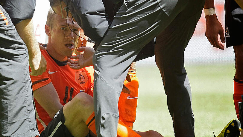 Verletzt am Boden: Arjen Robben. Am Sonntag unterzieht er sich einer Kernspin-Untersuchung. Verletzt am Boden: Arjen Robben. Am Sonntag unterzieht er sich einer Kernspin-Untersuchung.