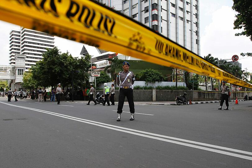 Terroranschlag in Indonesien: Bei einem Bombenanschlag und einer Schießerei in Jakarta sind mindestens sieben Menschen getötet worden.