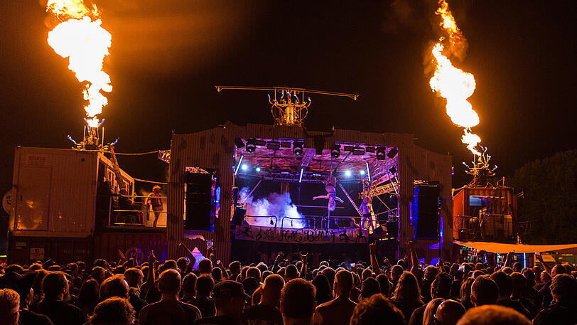Das Wacken-Festival ist eröffnet. Die Bilder von Bier, Matsch und Fans.