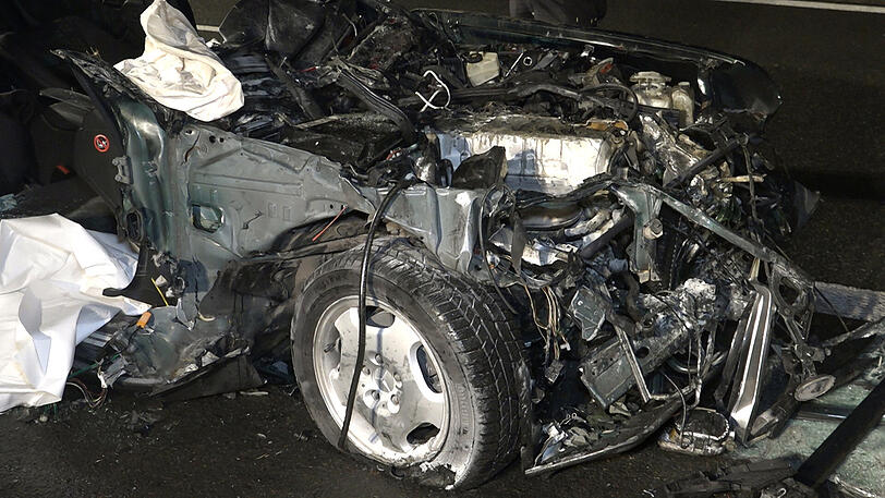 Das Ehepaar im Auto kam mit schwersten Verletzungen ins Krankenhaus. Der Lkw-Fahrer wurde zum Helden, weil er nach dem Unfall sofort das brennende Auto löschte. Die Bilder von der Unfallstelle.