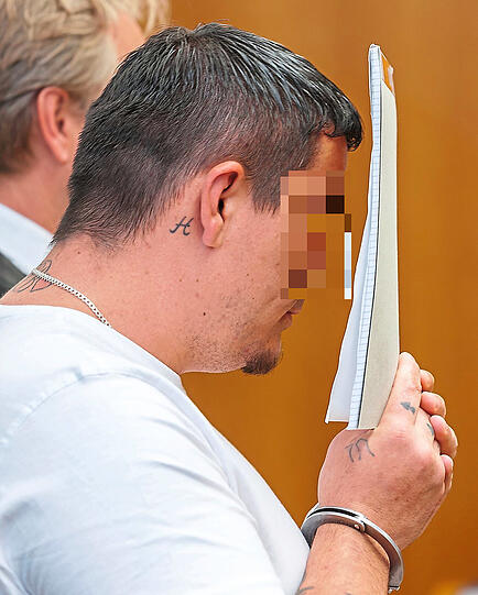 Stefan S. nutzt die Gutgläubigkeit seines Nachbarn aus. Vor Gericht legt er ein Geständnis ab.
