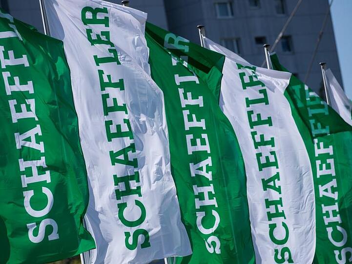 Fahnen mit dem Logo-Schriftzug der Schaeffler AG wehen im Wind. Foto: Daniel Karmann/Archivbild