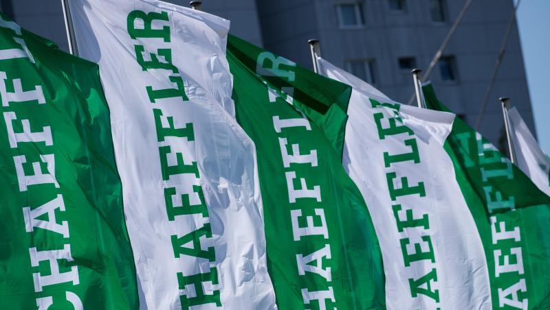 Fahnen mit dem Logo-Schriftzug der Schaeffler AG wehen im Wind. Foto: Daniel Karmann/Archivbild Fahnen mit dem Logo-Schriftzug der Schaeffler AG wehen im Wind. Foto: Daniel Karmann/Archivbild