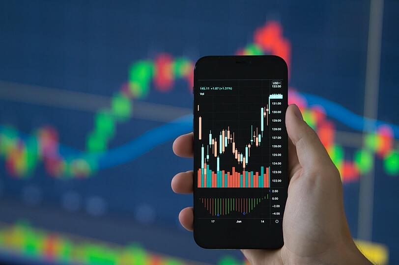 Echtzeithandel an der Börse per Smartphone. Die EU hat Pläne, Rückvergütungen etwa für Neobroker zu verbieten.