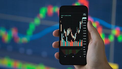 Echtzeithandel an der Börse per Smartphone. Die EU hat Pläne, Rückvergütungen etwa für Neobroker zu verbieten.