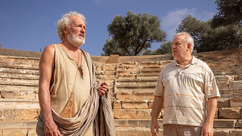 "Endlich Witwer - Griechische Odyssee": Georg Weiser (Joachim Król, r.) trifft auf Sokrates (August Zirner) und hilft ihm bei seiner Schauspielprobe.