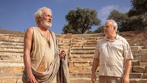 "Endlich Witwer - Griechische Odyssee": Georg Weiser (Joachim Król, r.) trifft auf Sokrates (August Zirner) und hilft ihm bei seiner Schauspielprobe.