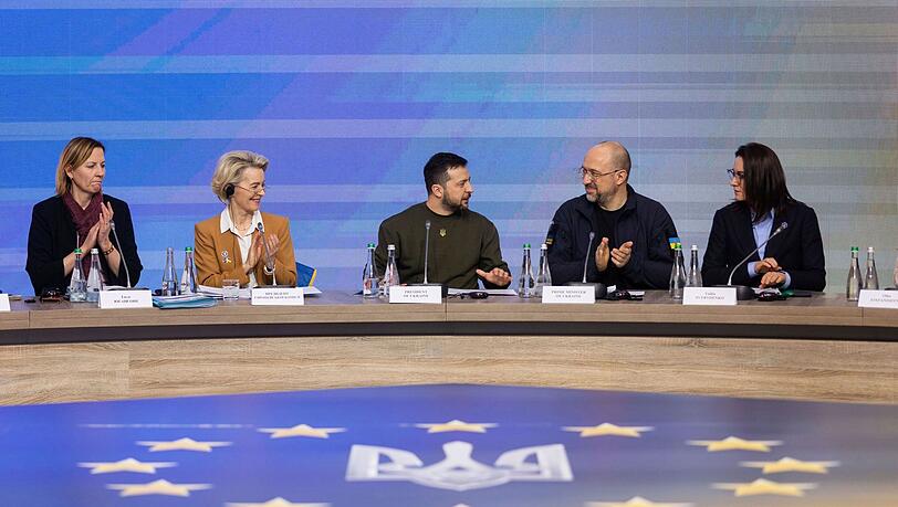 Der ukrainische Präsident Wolodymyr Selenskyj (Mitte) hat Vize-Ministerpräsidentin Swyrydenko (rechts im Bild) gebeten, die Regierungsbildung zu übernehmen. (Archivbild)