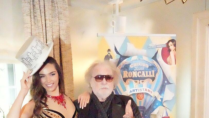 Fast 50 Jahre gibt es den Circus Roncalli bereits. 2026 steht das Jubiläum an. Lili Paul trägt hier die Kopie eines einen Hutes, den einst Künstler Keith Haring persönlich für Bernhard Paul gestaltet hat. Fast 50 Jahre gibt es den Circus Roncalli bereits. 2026 steht das Jubiläum an. Lili Paul trägt hier die Kopie eines einen Hutes, den einst Künstler Keith Haring persönlich für Bernhard Paul gestaltet hat.